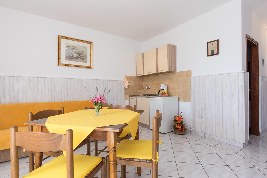 Apartment Milka Крк Екстер'єр фото