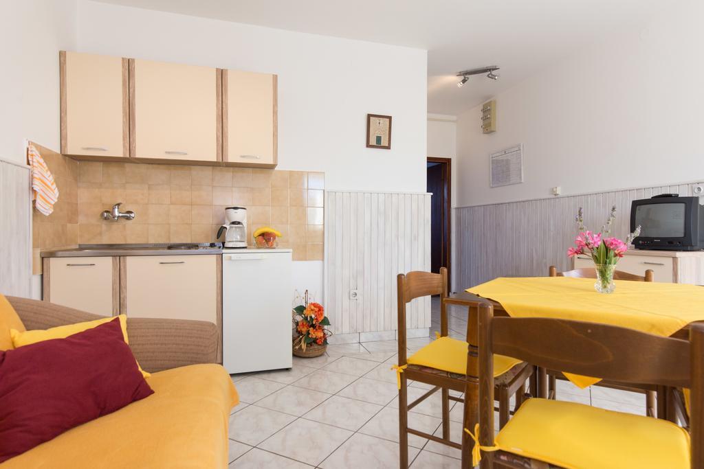 Apartment Milka Крк Екстер'єр фото